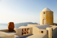 Aussicht von der Terrasse eines griechischen weißen Hauses aufs Meer