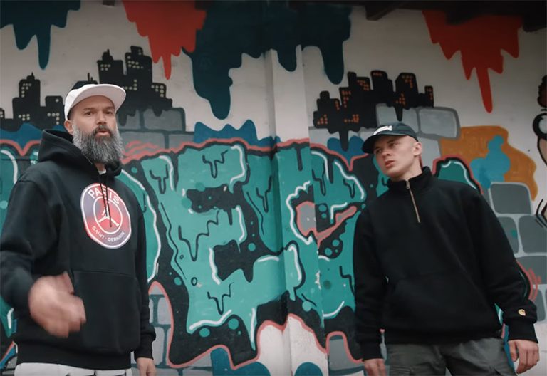 2 Rapper vor Graffiti-Wand
