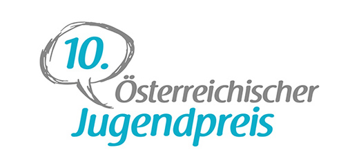 Logo besteht aus dem zweizeiligen Schriftzug Österreichischer Jugendpreis und einer davon links platzierten Sprechblase mit der Zahl zehn